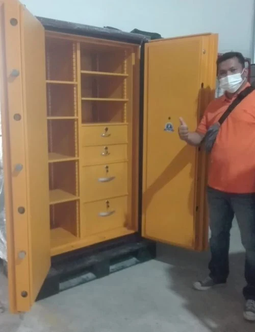 Brankas dengan dua pintu